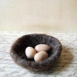 Small Wool Nest and Natural Wood Eggs - Wool Felt- Felted Easter Decoration